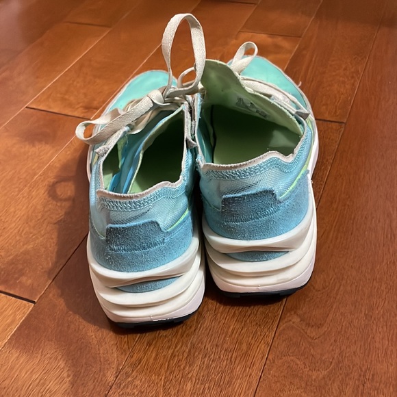 Nike Neon Sneaker - Picture 3 of 3